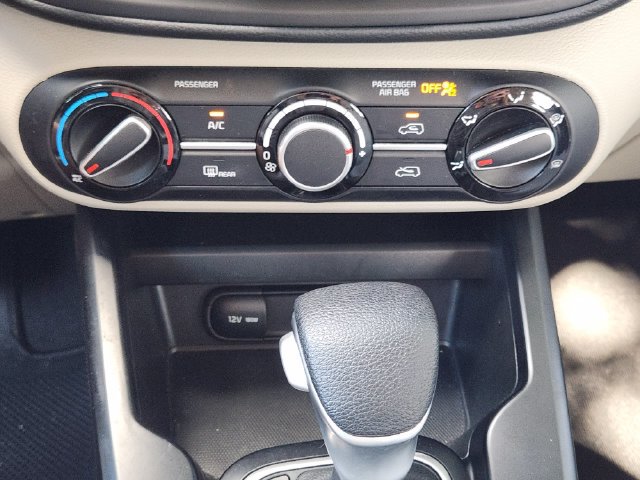 Used 2025 Kia Soul LX w/ LX Technology Package FWD image 21