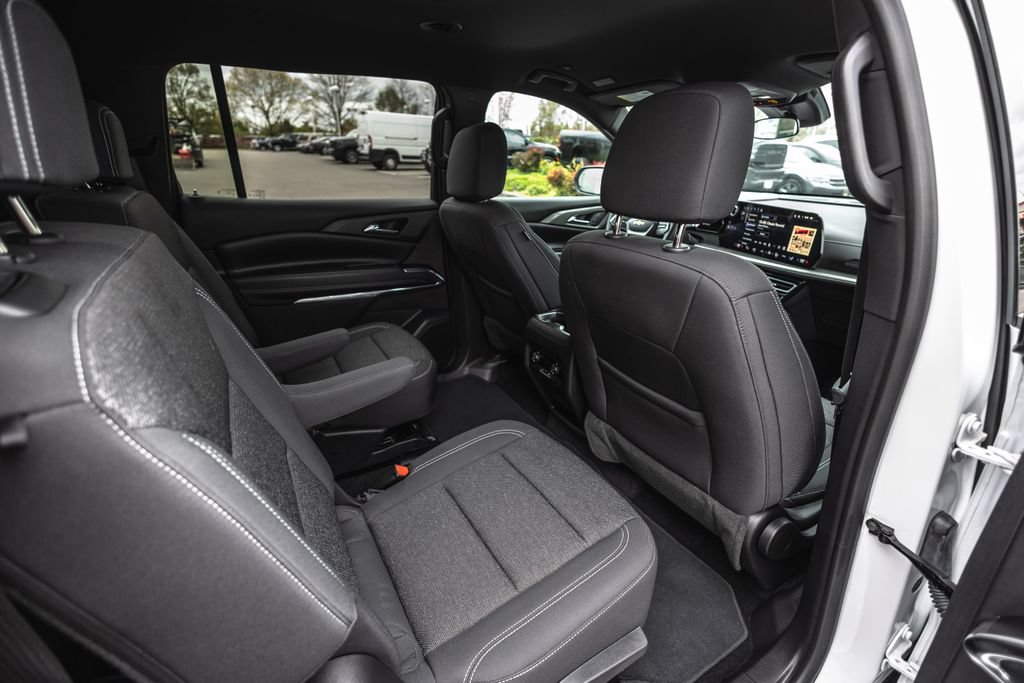 Used 2025 Chevrolet Traverse LT w/ Driver Confidence Package AWD/4WD image 32