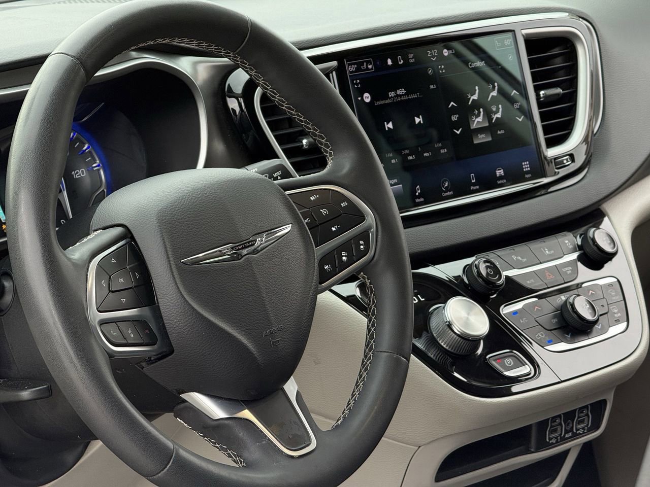 Used 2023 Chrysler Pacifica Touring-L FWD image 11