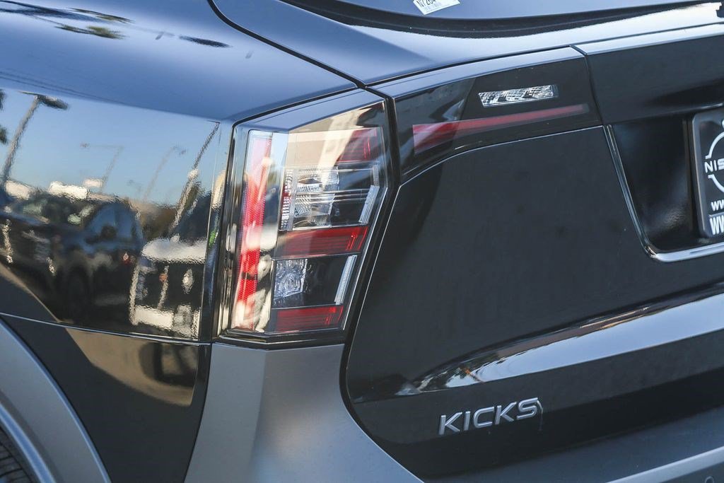 New 2026 Nissan Kicks SR w/ Illumination Package FWD image 9