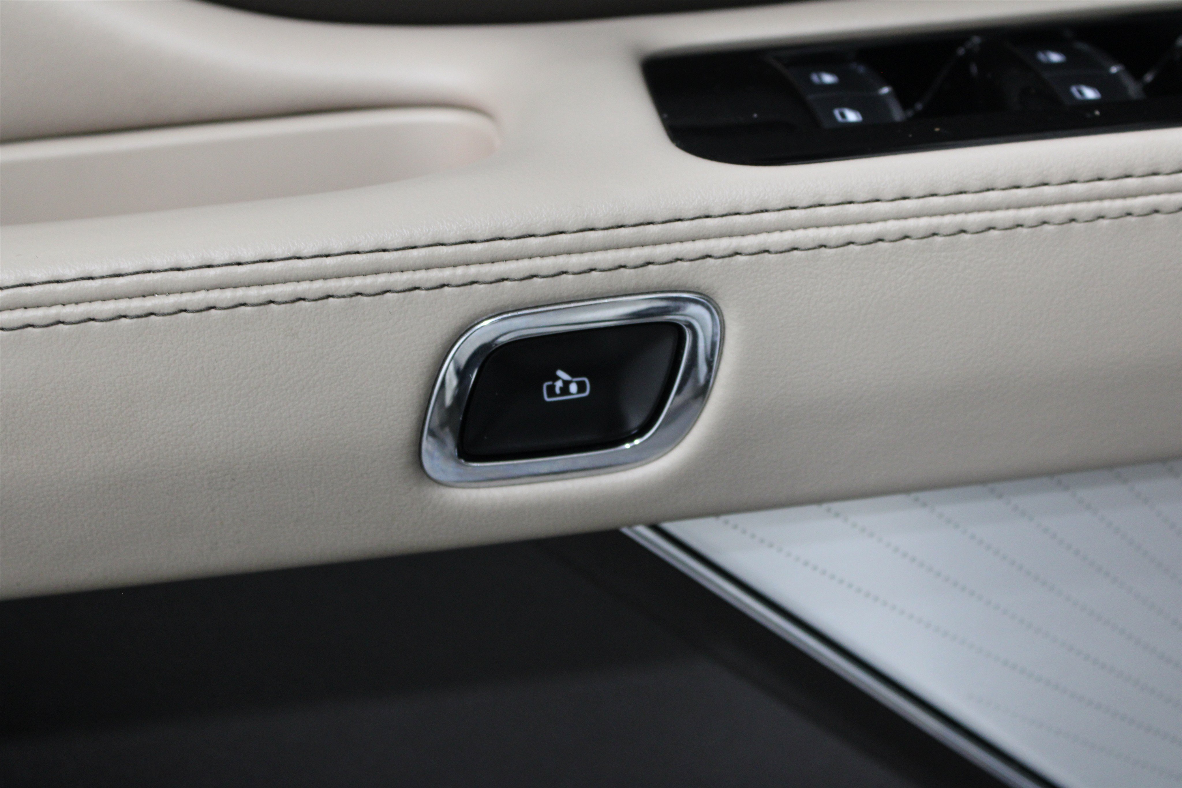 Used 2023 Lincoln Aviator Reserve w/ Equipment Group 201A AWD/4WD image 8