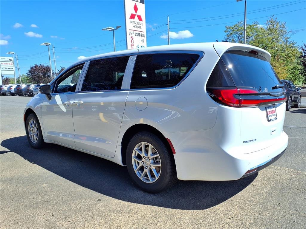 New 2026 Chrysler Pacifica Select image 3