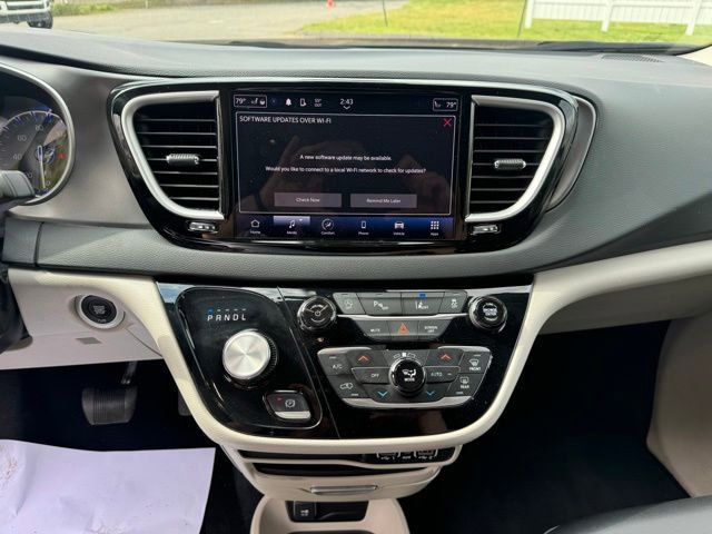 Used 2023 Chrysler Pacifica Touring-L FWD image 21
