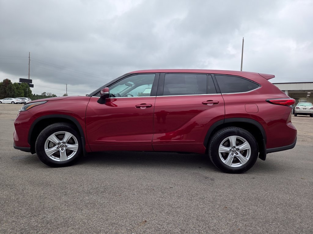 Used 2022 Toyota Highlander LE AWD/4WD image 19