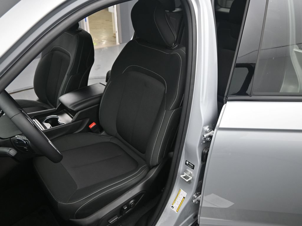 Used 2025 Jeep Grand Cherokee Laredo AWD/4WD image 13