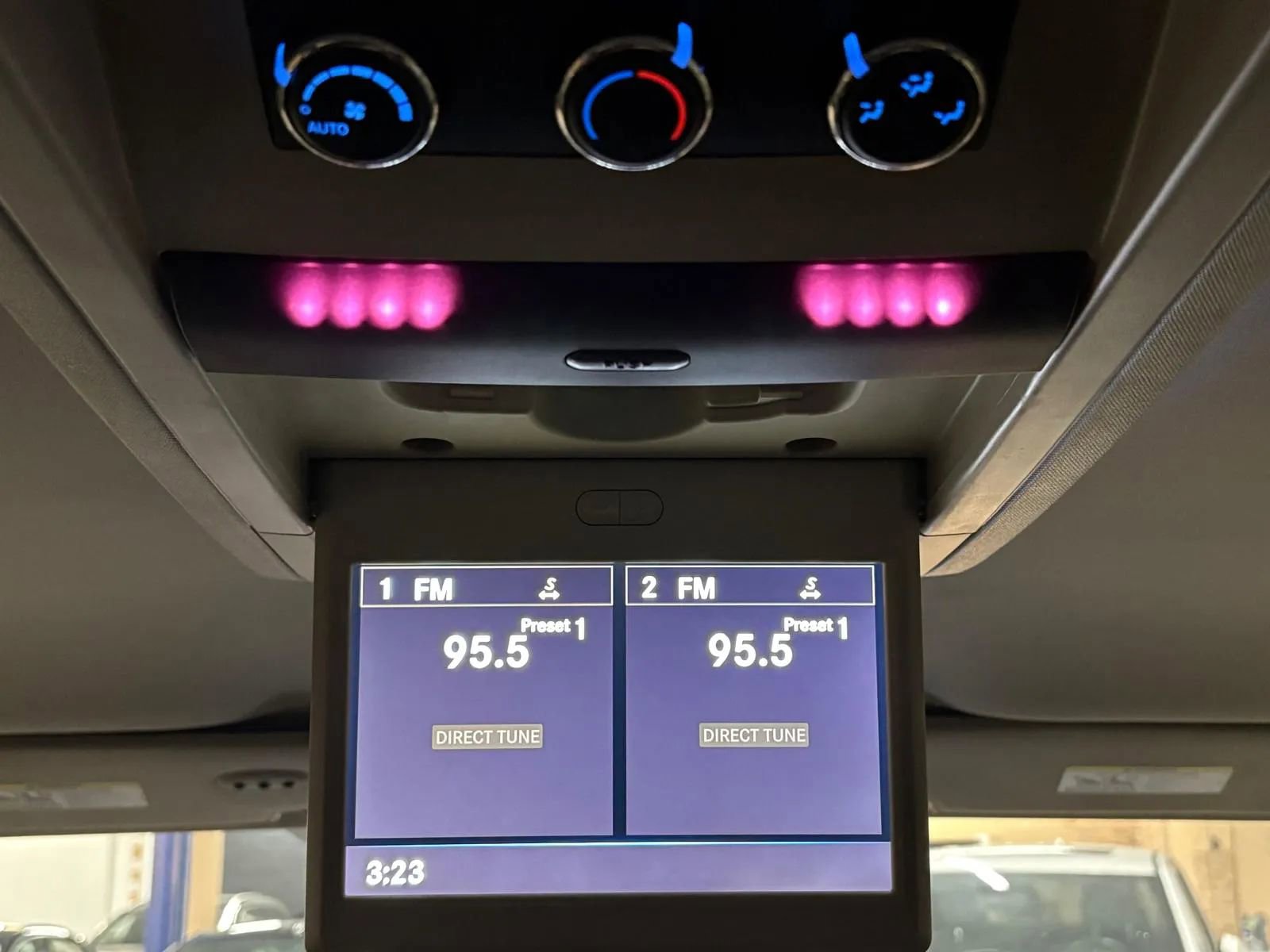 Used 2015 Chrysler Town & Country Touring-L w/ Driver Convenience Group image 15