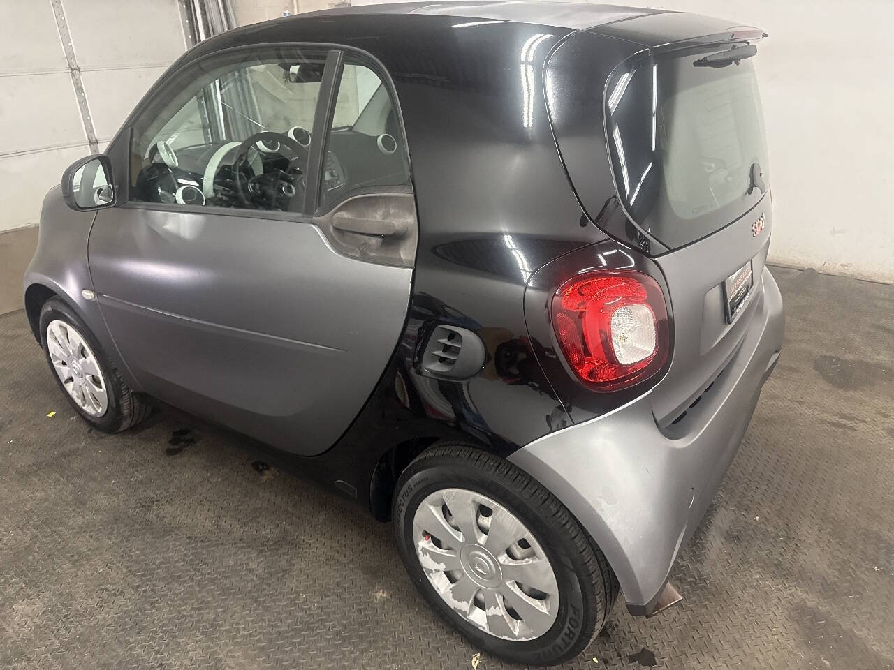 Used 2016 smart fortwo pure RWD image 3