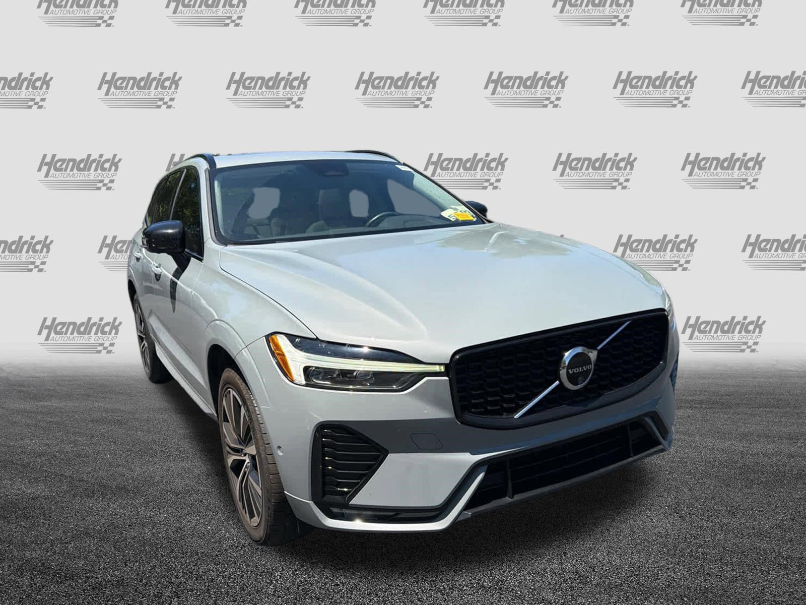 Used 2024 Volvo XC60 B5 Plus AWD/4WD image 3