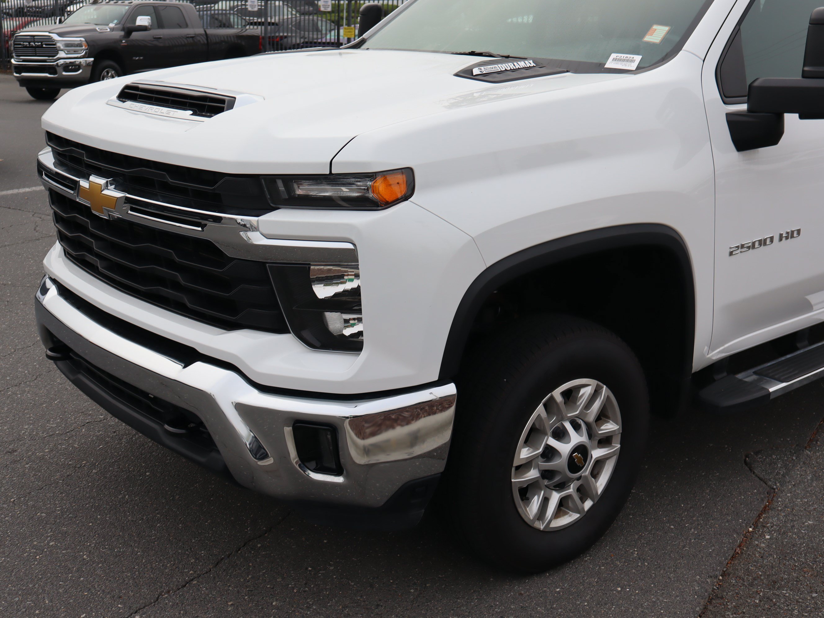 Used 2025 Chevrolet Silverado 2500 LT w/ Convenience Package AWD/4WD image 6