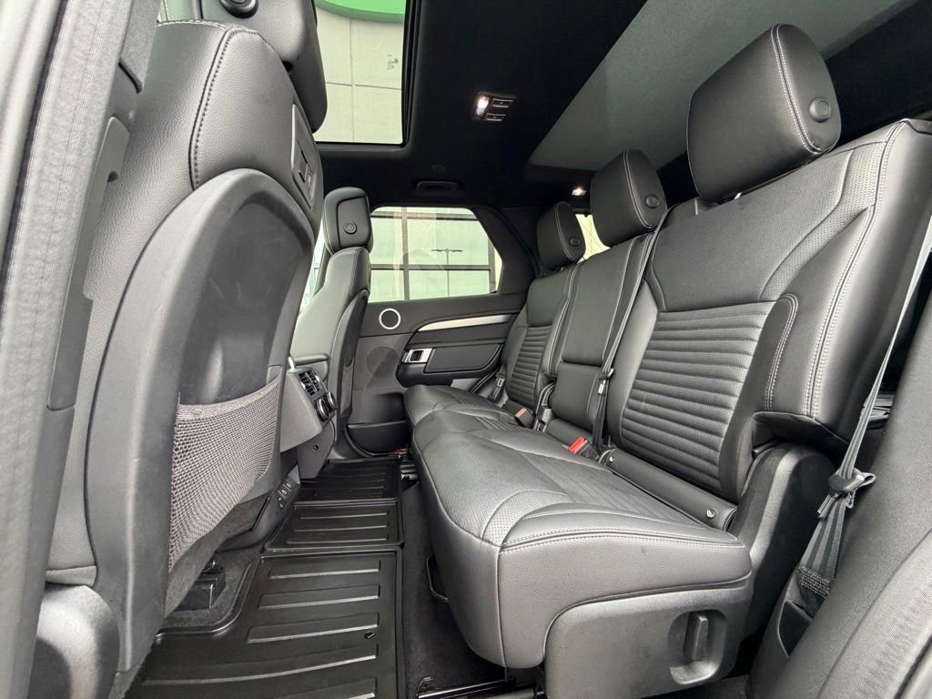 Used 2024 Land Rover Discovery Dynamic SE AWD/4WD image 19