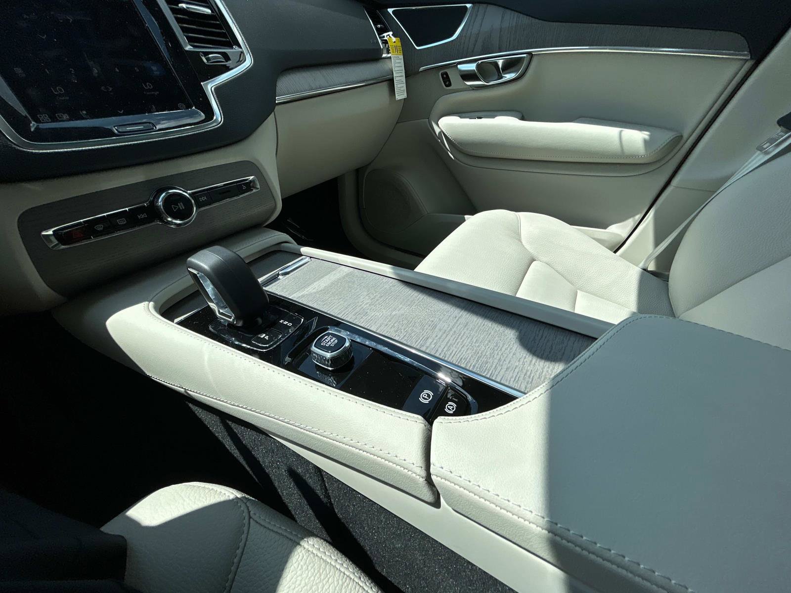 New 2025 Volvo XC90 T8 Plus w/ Protection Package Premier AWD/4WD image 29