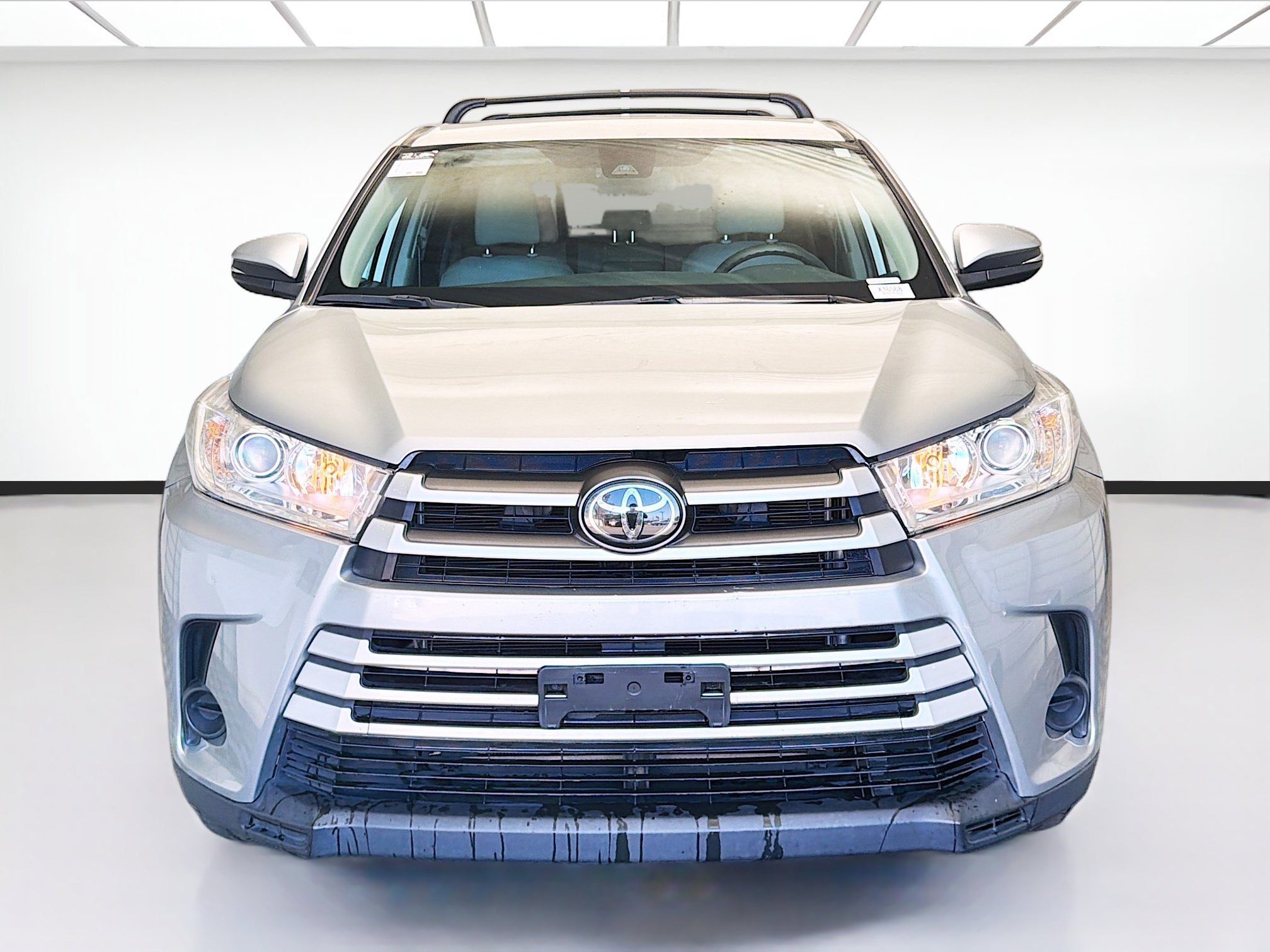 Used 2019 Toyota Highlander LE FWD image 2