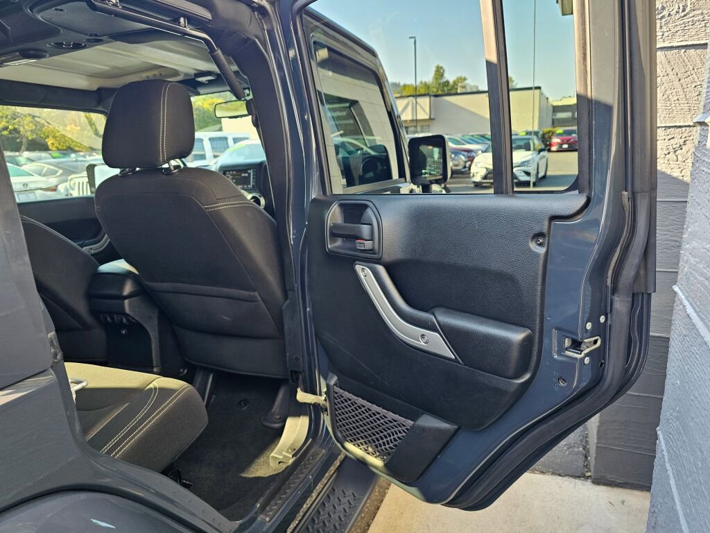 Used 2018 Jeep Wrangler Unlimited Sahara w/ Connectivity Group image 15