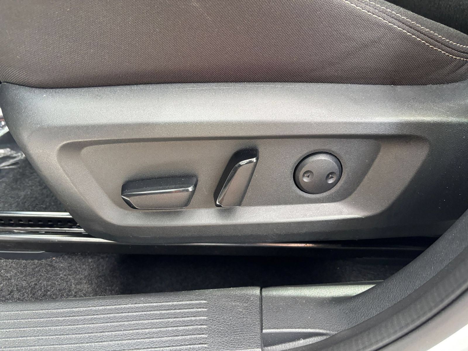 Used 2025 Nissan Rogue SV FWD image 21