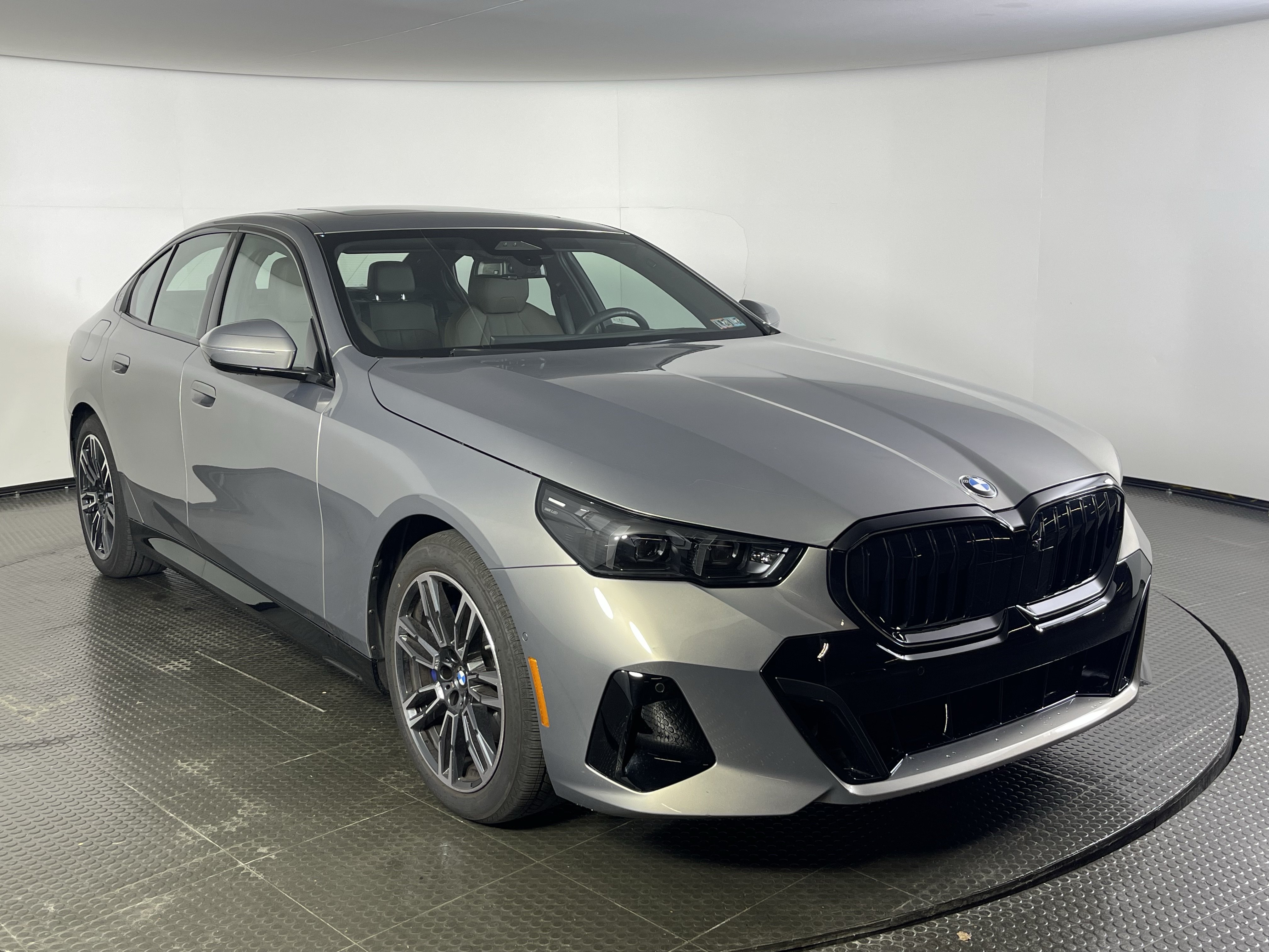 Used 2026 BMW 530i xDrive w/ M Sport Package AWD/4WD image 3