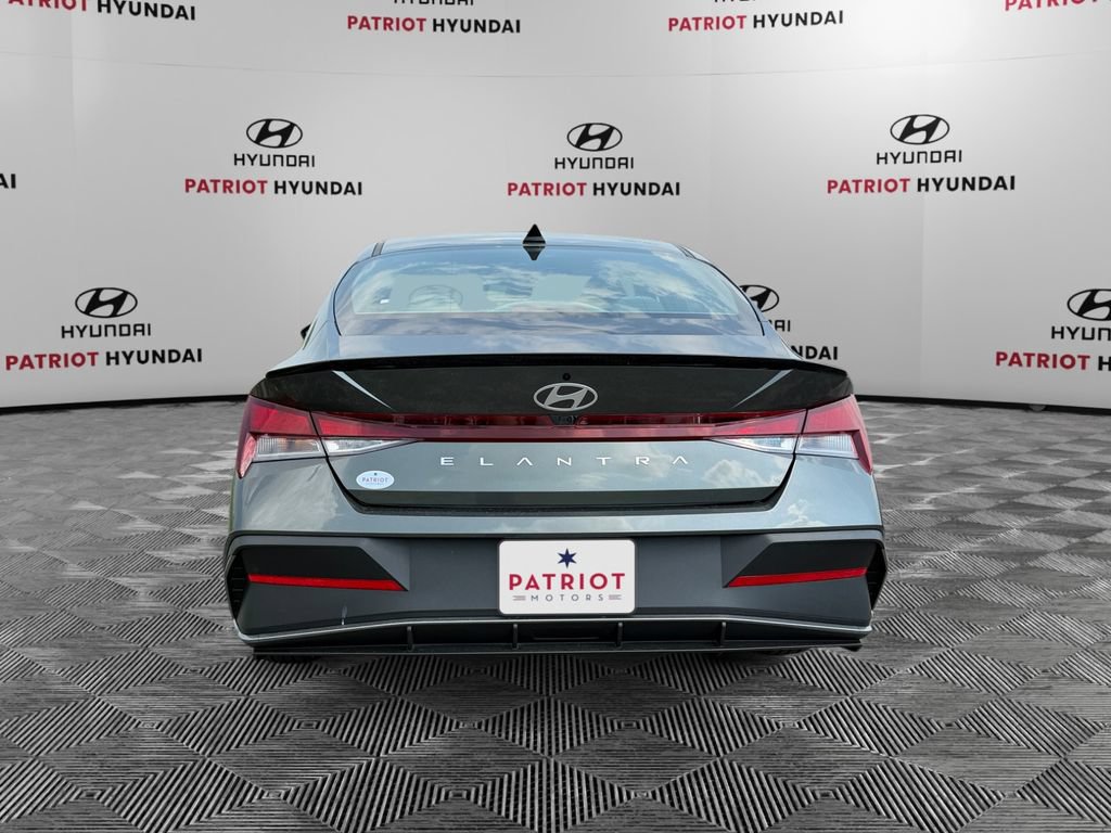 Used 2025 Hyundai Elantra Sport FWD image 4