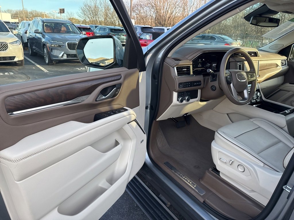 Used 2023 GMC Yukon XL Denali image 10