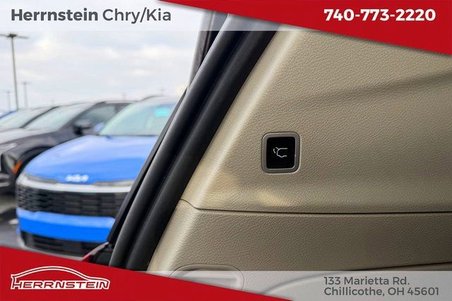 Used 2021 Chrysler Pacifica Touring-L image 26