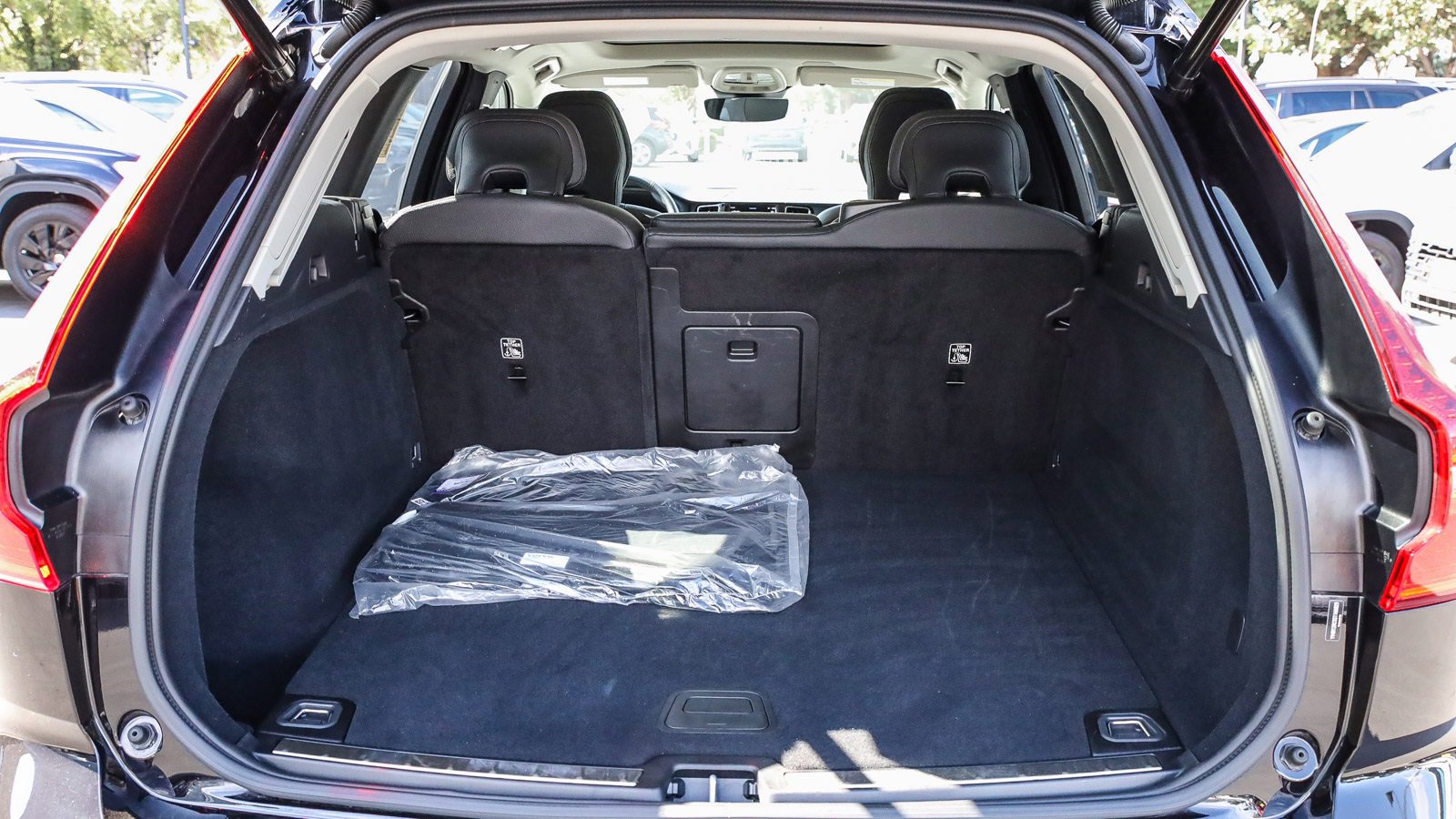 Used 2025 Volvo XC60 B5 Plus w/ Climate Package image 26