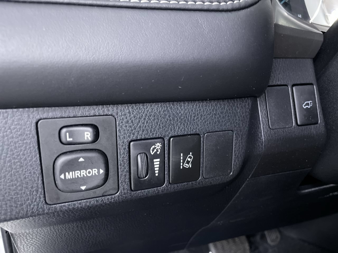 Used 2018 Toyota RAV4 Limited AWD/4WD image 30