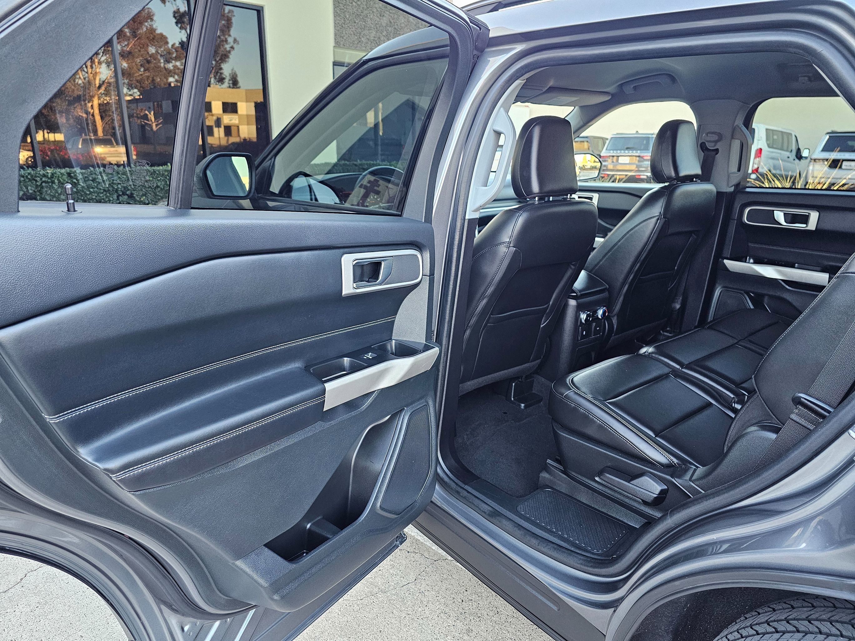 Used 2022 Ford Explorer XLT w/ Equipment Group 202A RWD image 18