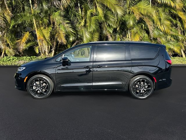 Used 2025 Chrysler Pacifica Limited w/ Uconnect Theater Family Group AWD/4WD image 9
