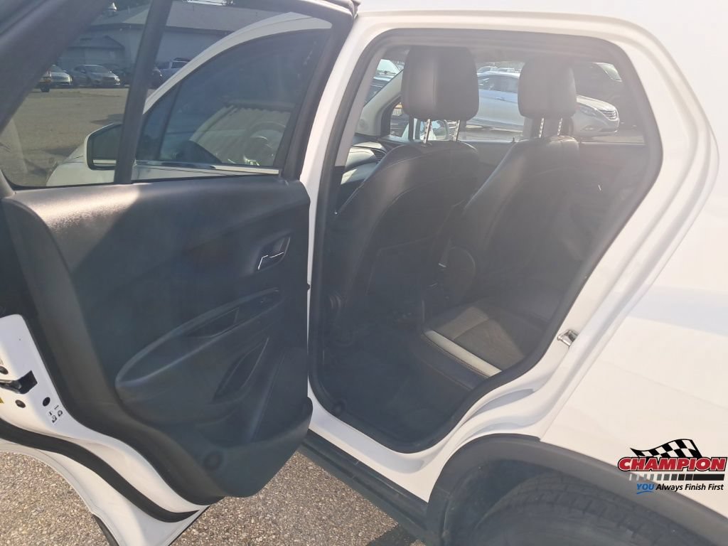 Used 2018 Chevrolet Trax LT w/ LT Convenience Package FWD image 17