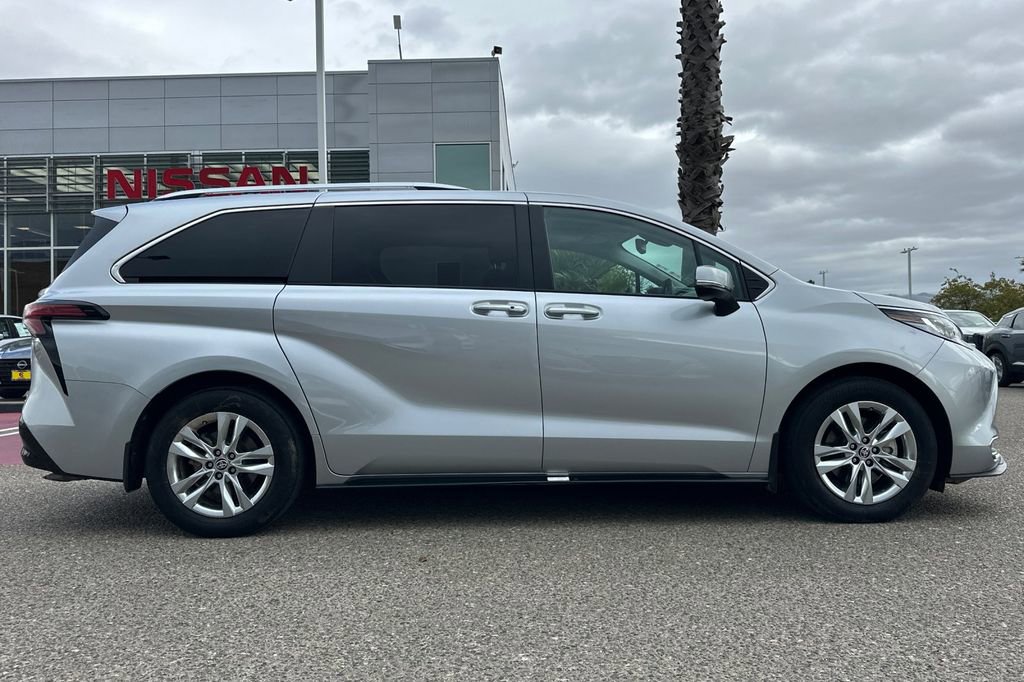 Used 2023 Toyota Sienna Limited image 3