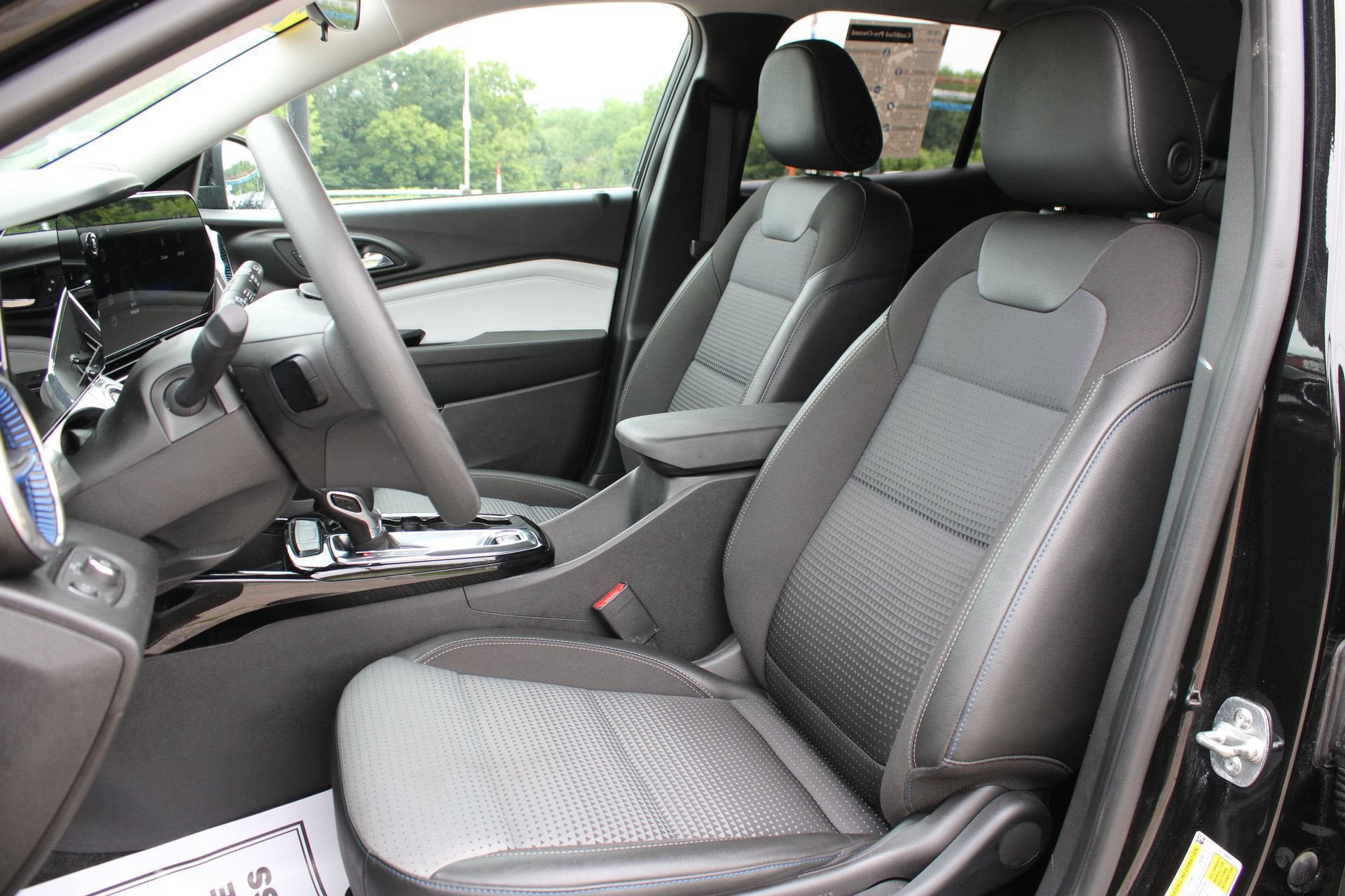Used 2025 Chevrolet Trax LT FWD image 14