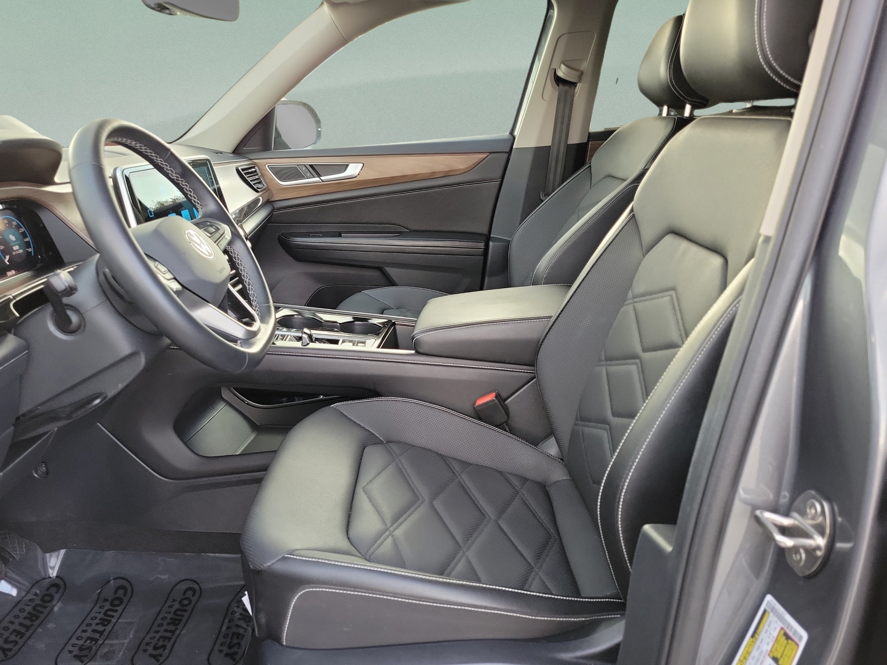 Used 2025 Volkswagen Atlas SE FWD image 16