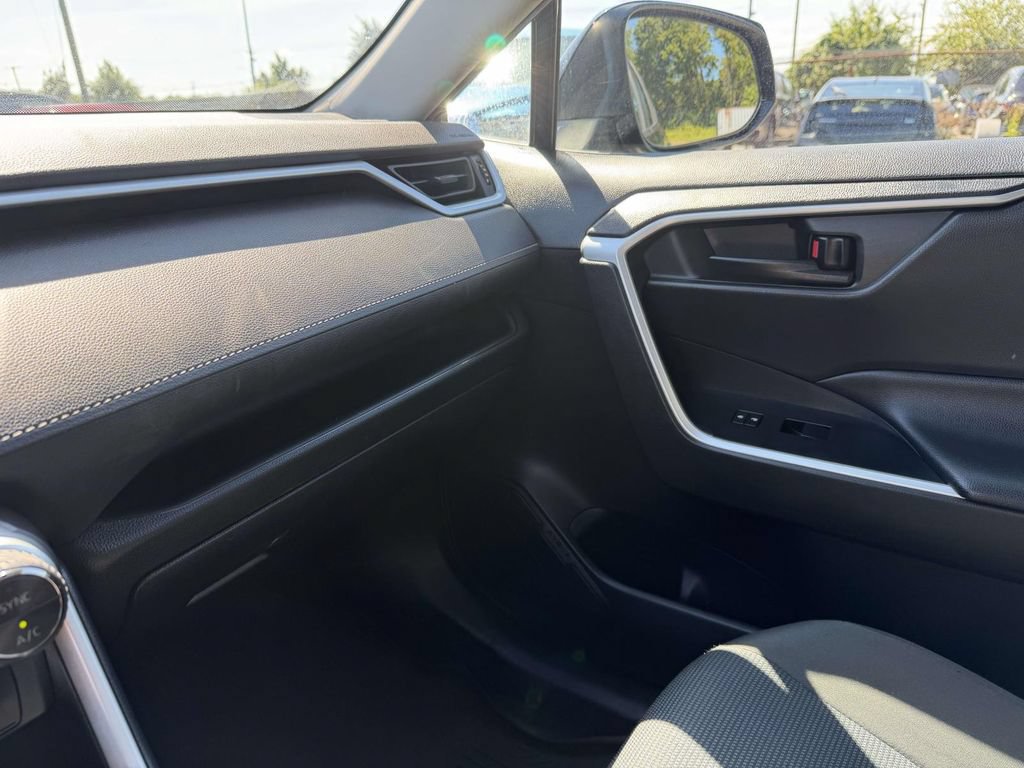 Used 2021 Toyota RAV4 LE AWD/4WD image 29