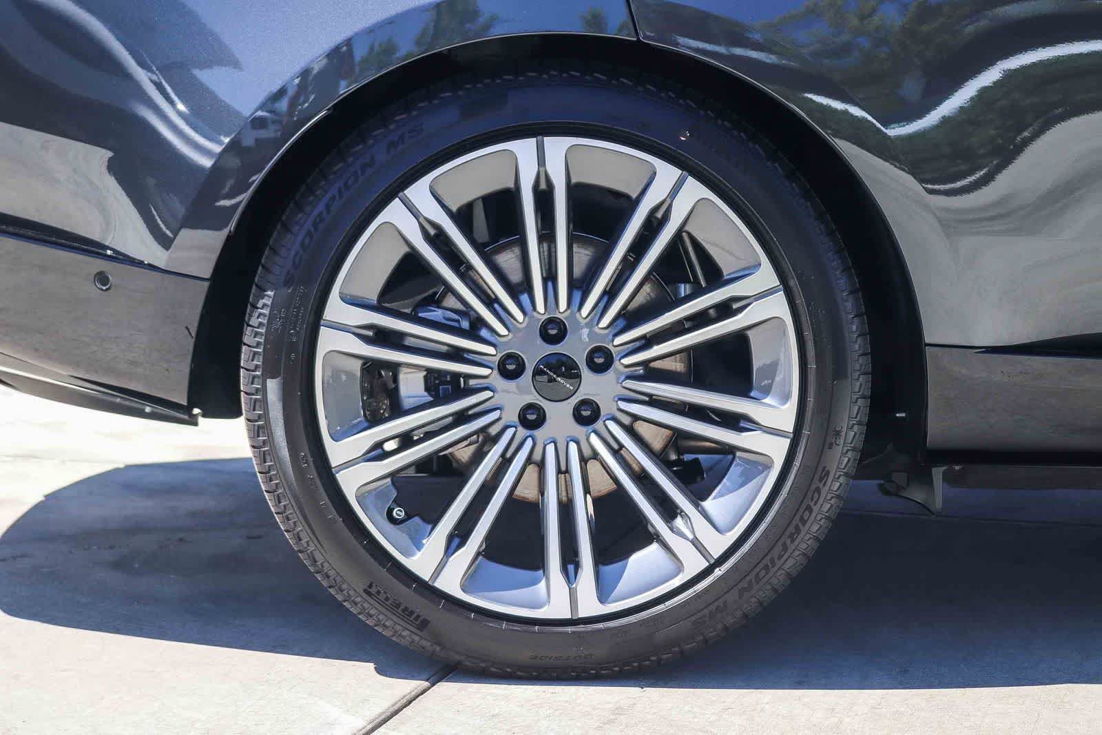 New 2026 Land Rover Range Rover Long Wheelbase SE AWD/4WD image 8