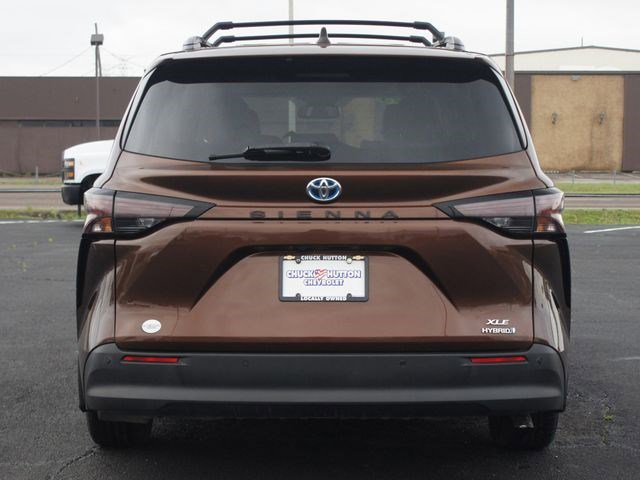 Used 2023 Toyota Sienna XLE image 3