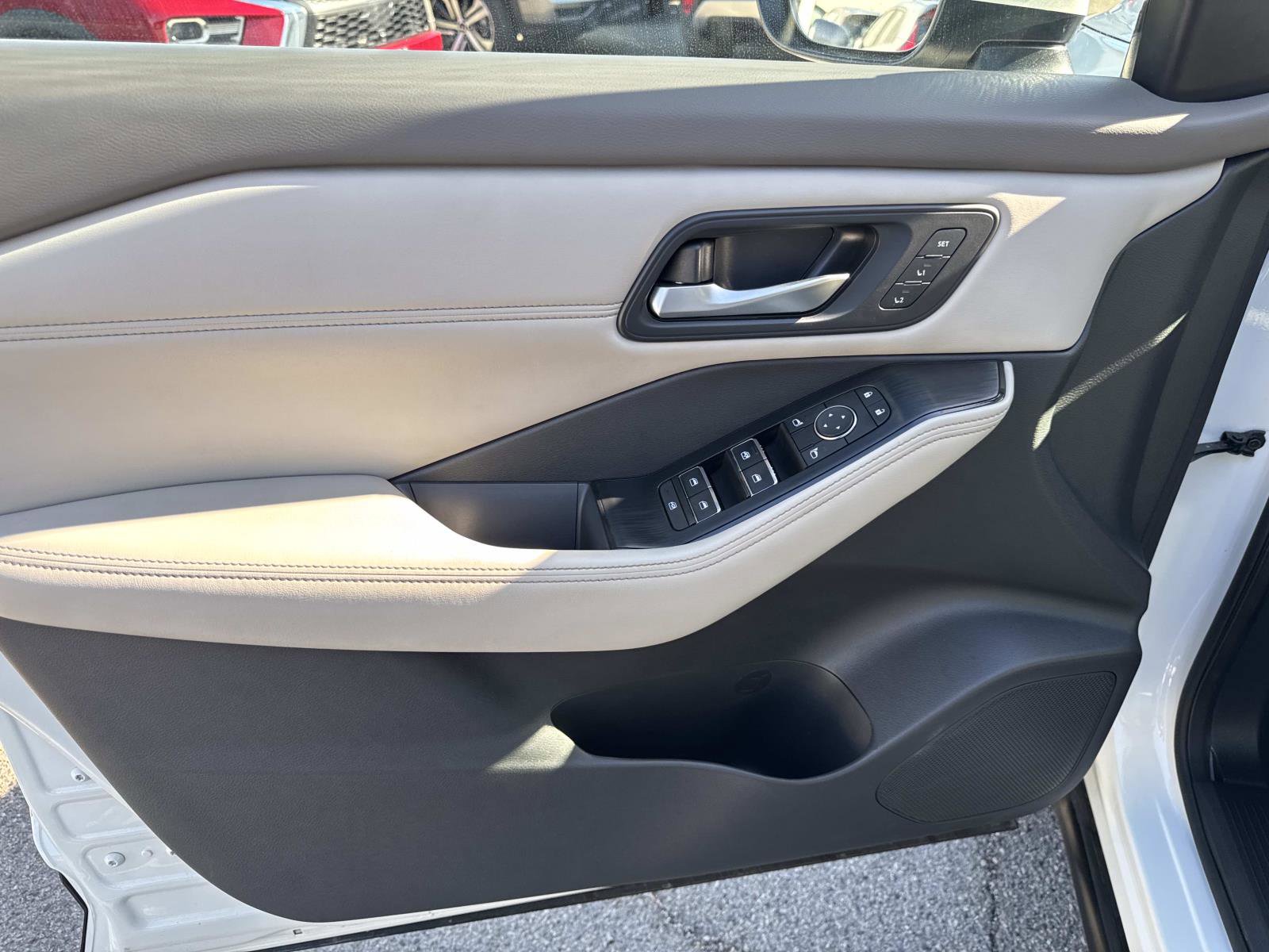 Used 2023 Nissan Rogue SL w/ SL Premium Package image 16