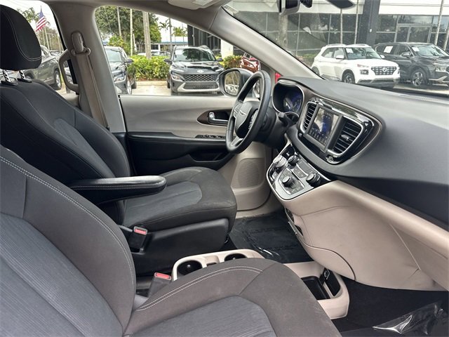 Used 2021 Chrysler Voyager L image 30