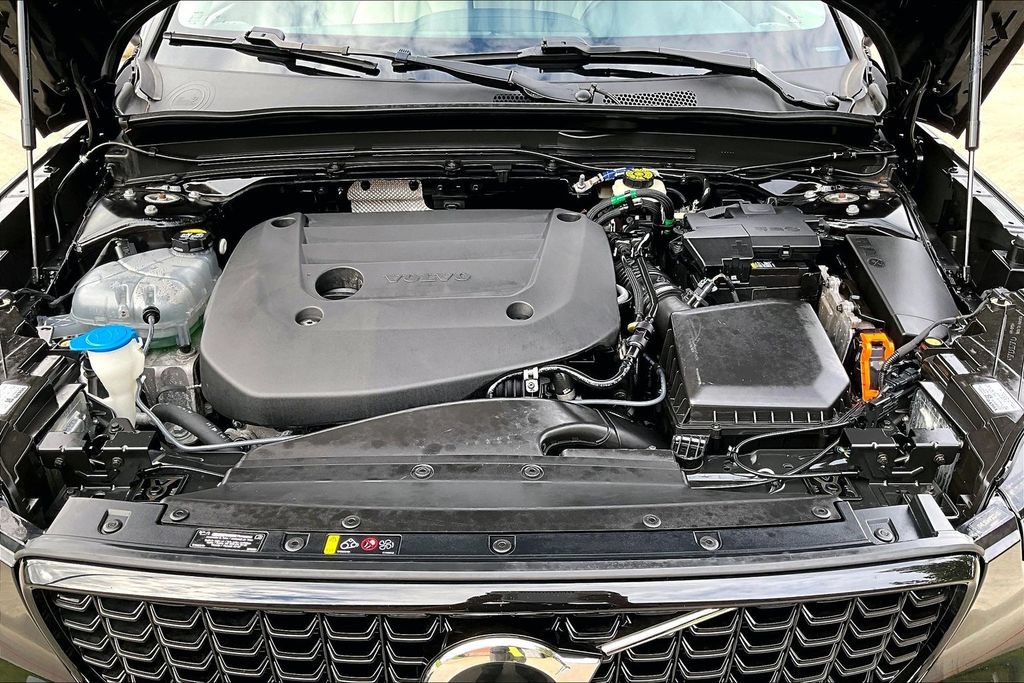 Certified 2023 Volvo XC40 B5 Plus w/ Driver Assist Package AWD/4WD image 13