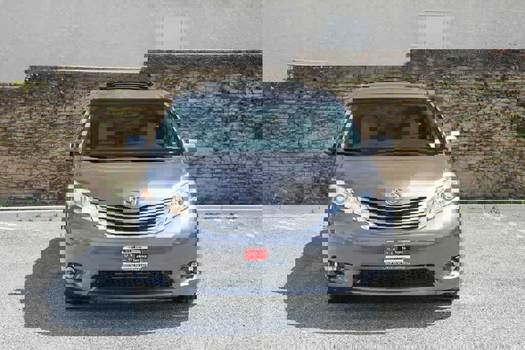 Used 2016 Toyota Sienna XLE image 2