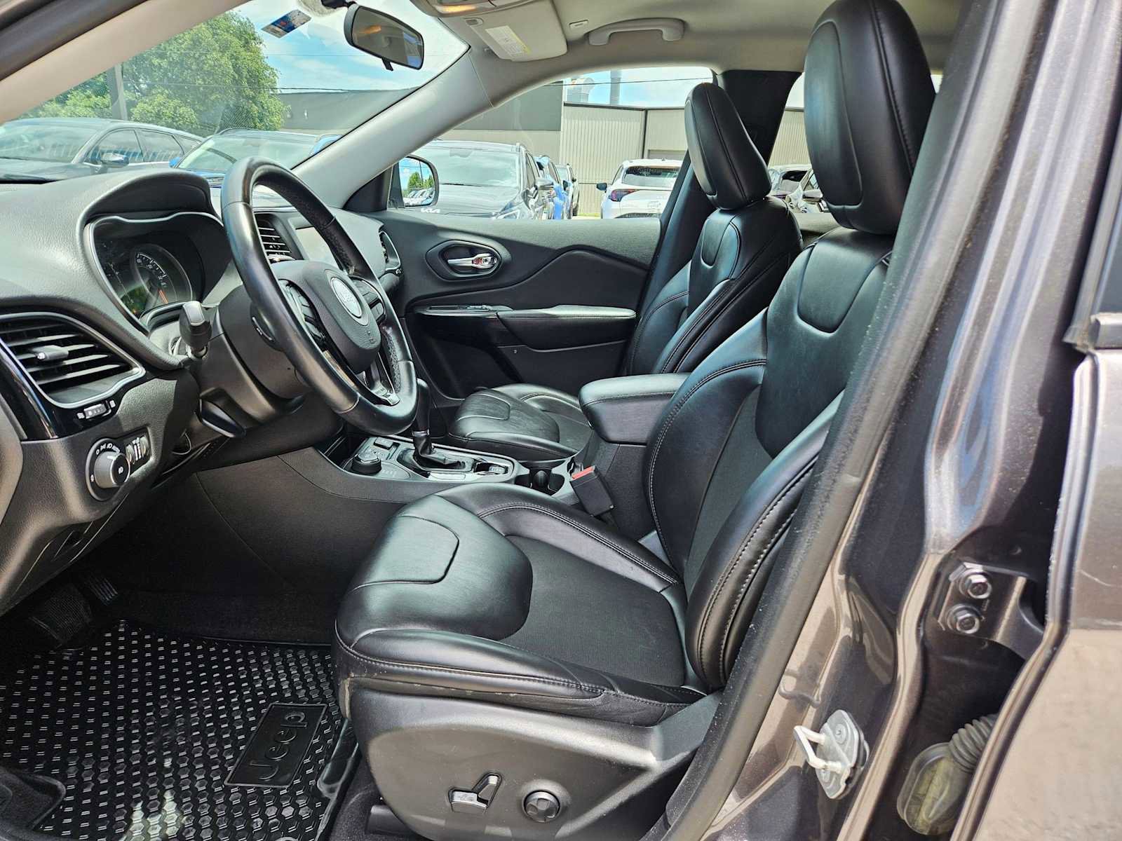 Used 2019 Jeep Cherokee Latitude Plus AWD/4WD image 15