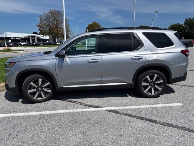 Used 2025 Honda Pilot Touring image 4