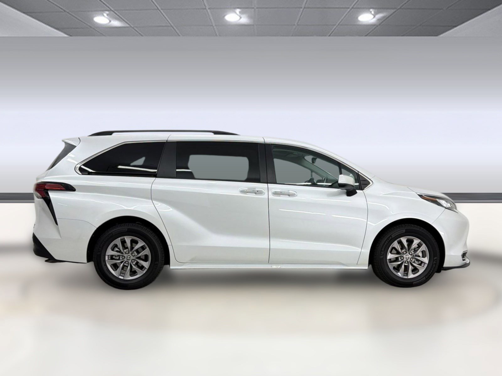 Used 2022 Toyota Sienna XLE image 8