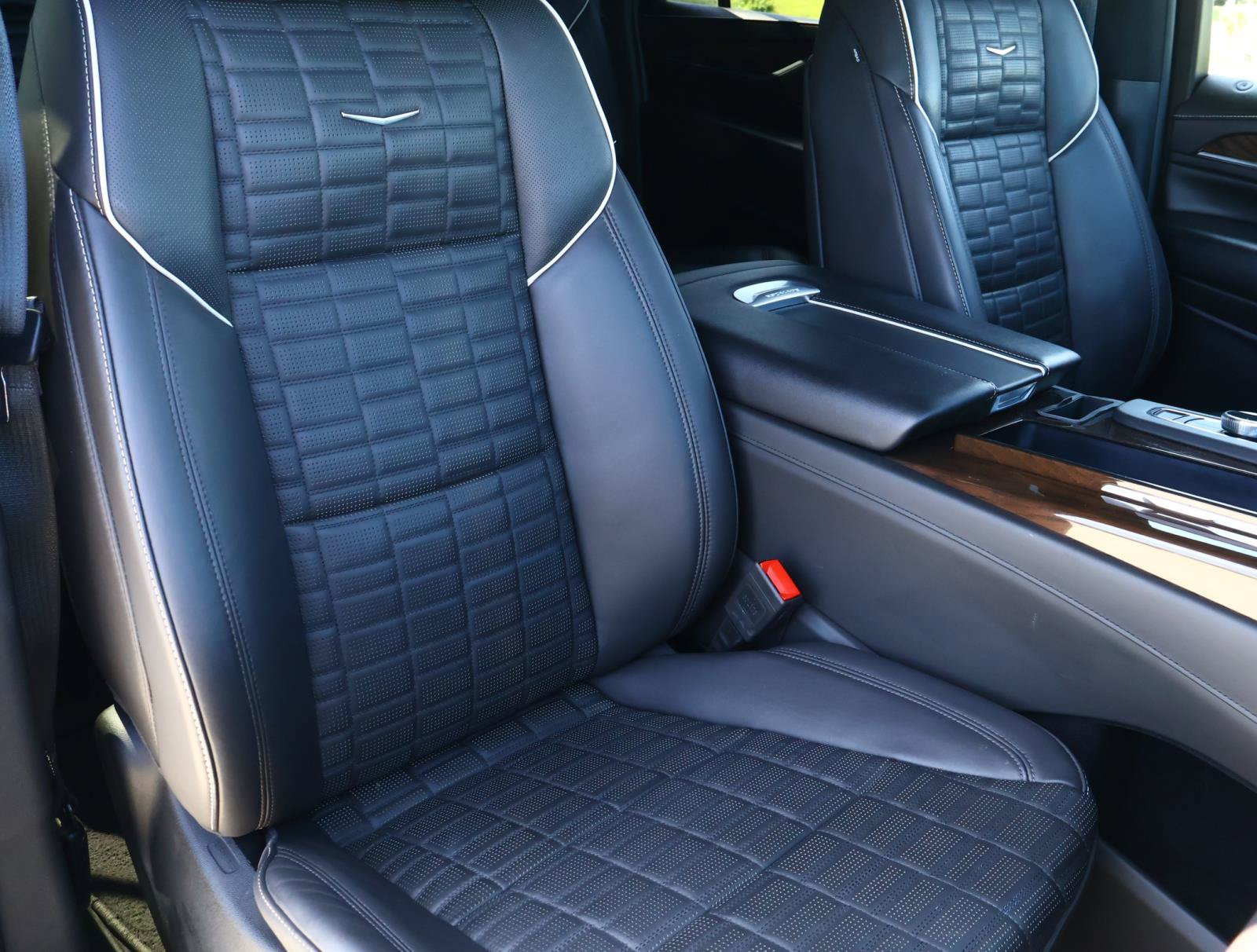 Certified 2024 Cadillac Escalade ESV Premium Luxury Platinum AWD/4WD image 24