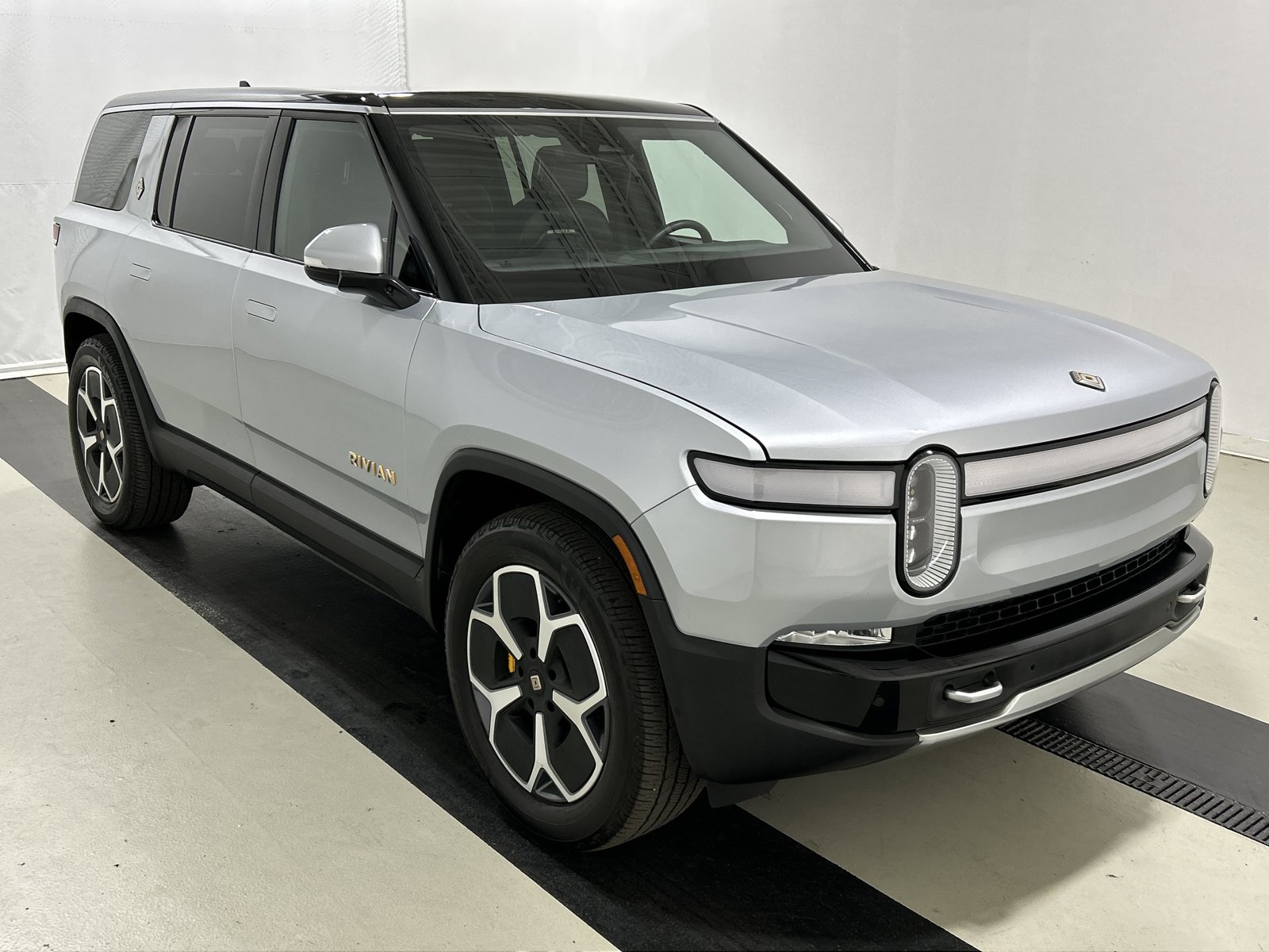 Used 2024 Rivian R1S Adventure AWD/4WD image 7