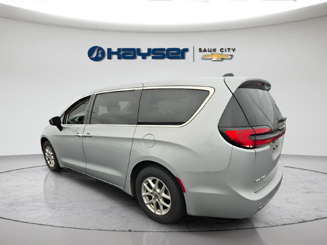 Used 2024 Chrysler Pacifica Touring-L FWD image 9