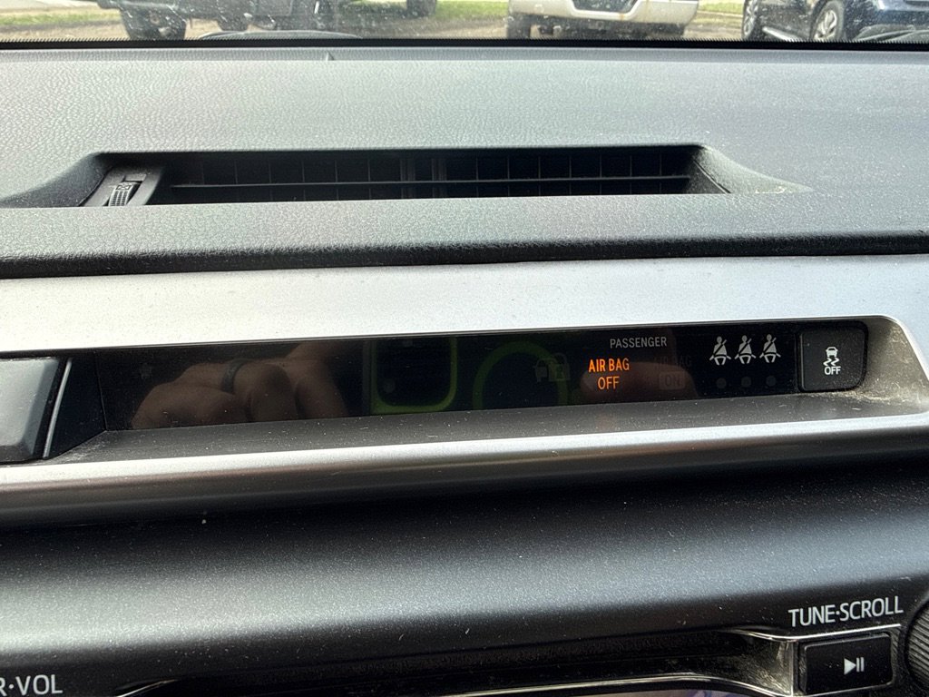 Used 2018 Toyota RAV4 LE FWD image 19