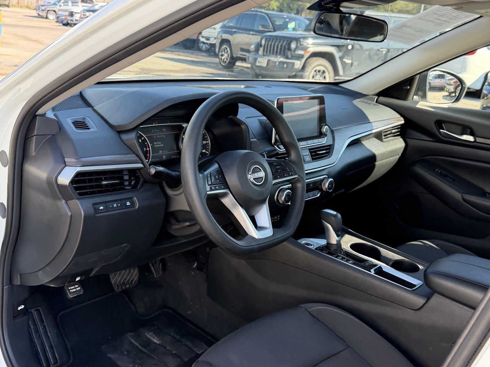 Used 2025 Nissan Altima 2.5 SV FWD image 16