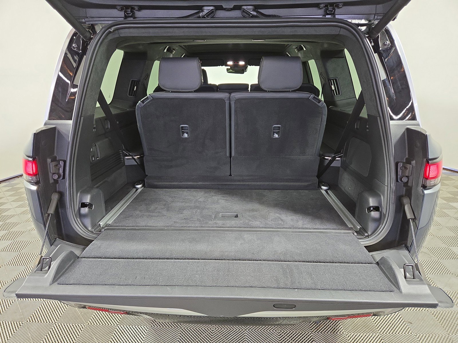 Used 2023 Rivian R1S Adventure AWD/4WD image 15