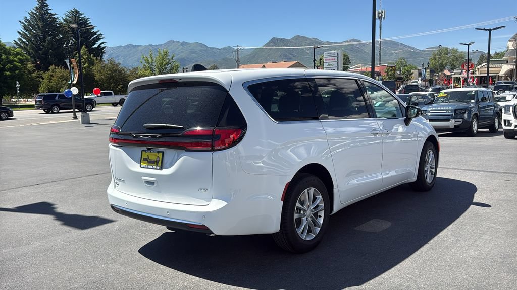 New 2027 Chrysler Pacifica Select AWD/4WD image 5