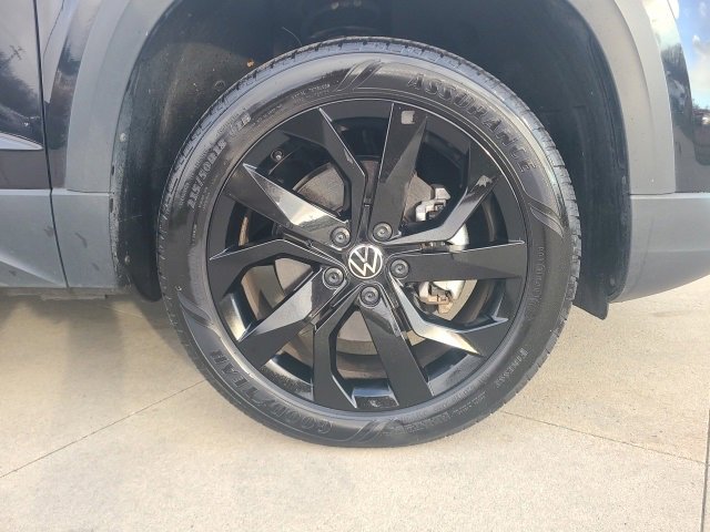 Used 2024 Volkswagen Taos SE w/ Panoramic Sunroof Package image 9