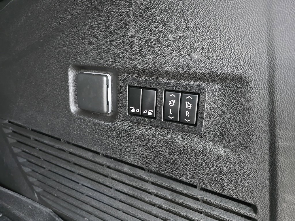 Used 2022 Chevrolet Suburban Premier image 31