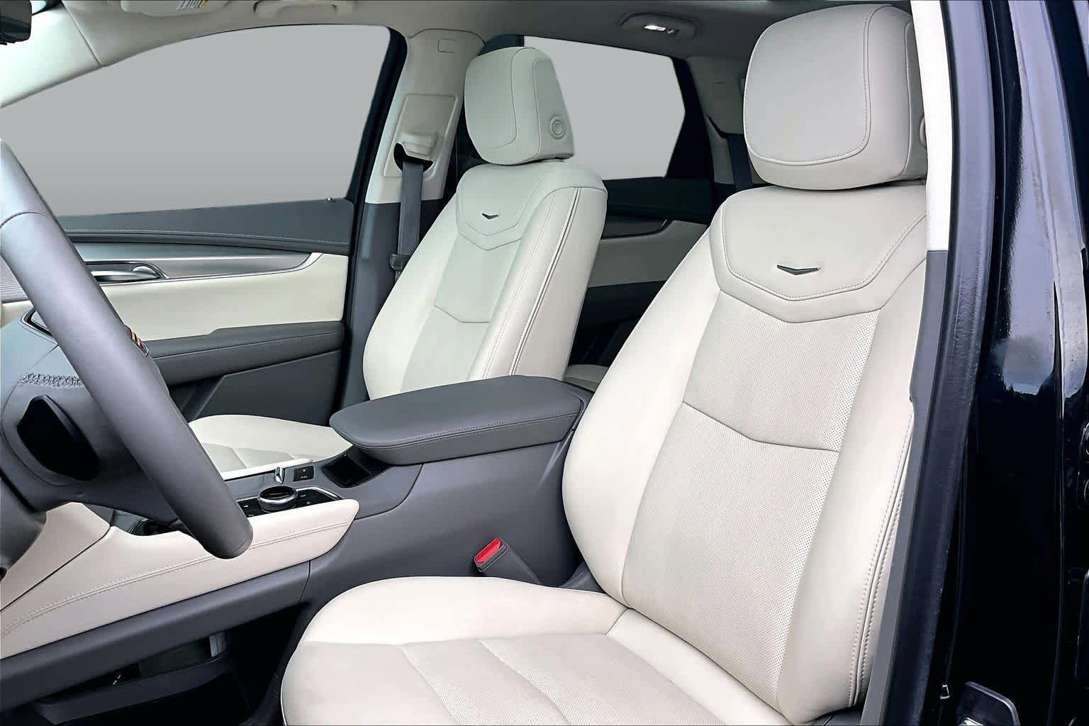 Used 2023 Cadillac XT5 Premium Luxury w/ Technology Package FWD image 7